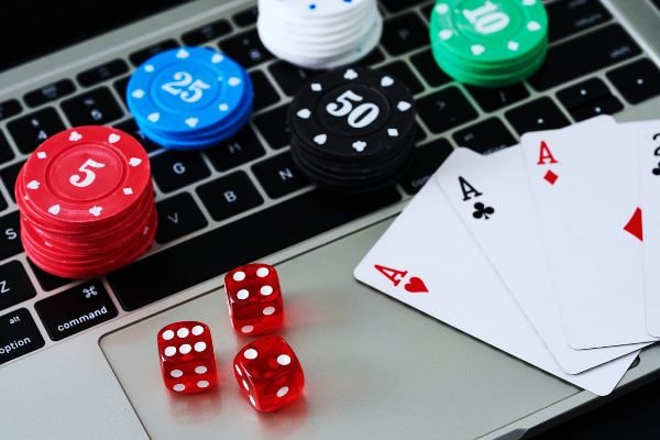 বাংলাদেশি ব্যবহারকারীর মোবাইলে bet345 স্লটস ব্রাউজিং দৃশ্য